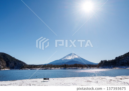 山梨縣精進湖初春景色:透過冰封的湖面,可以看到富士山擁抱著它的孩子。 山梨縣精進湖初春景色:透過冰封的湖面,可以看到富士山擁抱著它的孩子。 137393675