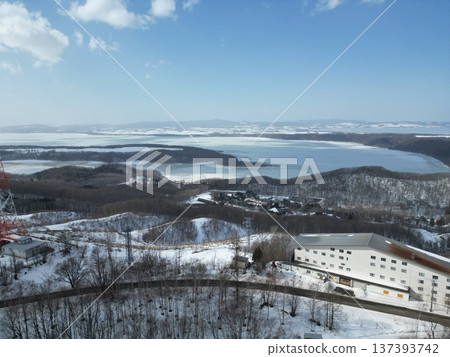 從白雪皚皚的天戶山上俯瞰網走湖。 137393742