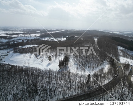 從網走市天斗山上俯瞰白雪皚皚的山脈 從網走市天斗山上俯瞰白雪皚皚的山脈 137393744