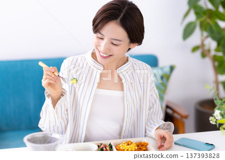 餐點:一位女士正在吃外帶午餐 餐點:一位女士正在吃外帶午餐 137393828