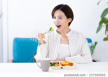 餐點：一位女士正在吃外帶午餐 137393850