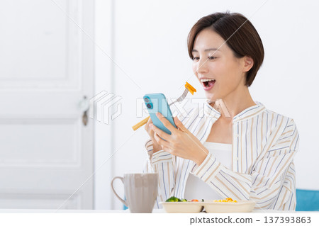 餐點:一位女士正在吃外帶午餐 餐點:一位女士正在吃外帶午餐 137393863