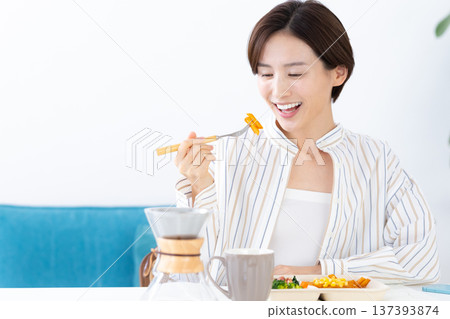 餐點:一位女士正在吃外帶午餐 餐點:一位女士正在吃外帶午餐 137393874