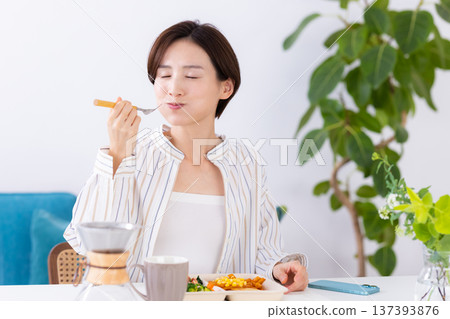 餐點:一位女士正在吃外帶午餐 餐點:一位女士正在吃外帶午餐 137393876