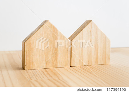 天然木屋背景素材，雙拼住宅圖片 137394190