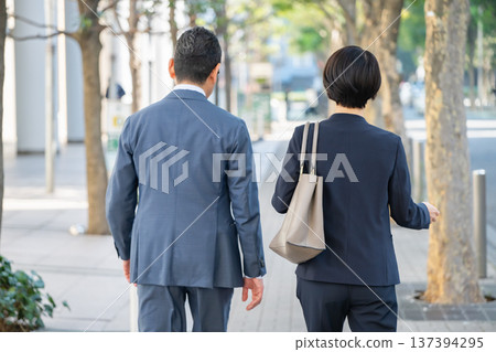 走在辦公室鎮的商人 137394295