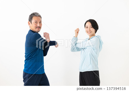 男性和女性伸展 137394516