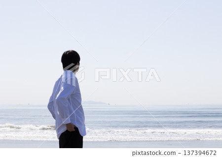 Men watching the sea 137394672