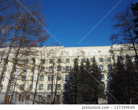 俄羅斯車里雅賓斯克革命廣場，蘇聯建築與藍天 137394699