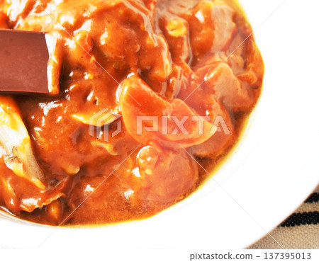 Add high-cocoa chocolate to curry to increase its nutritional value and flavor. Add high-cocoa chocolate to curry to increase its nutritional value and flavor. 137395013