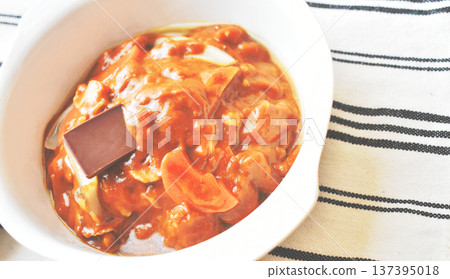 Add high-cocoa chocolate to curry to increase its nutritional value and flavor. Add high-cocoa chocolate to curry to increase its nutritional value and flavor. 137395018