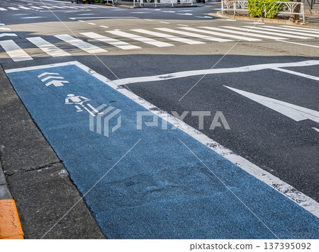 路口前的「普通自行車道」和停止線 路口前的「普通自行車道」和停止線 137395092