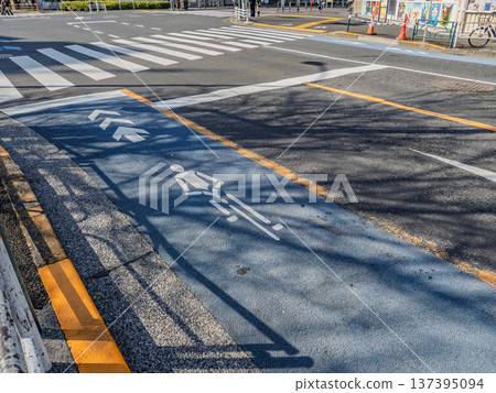 路口前的「普通自行車道」和停止線 137395094