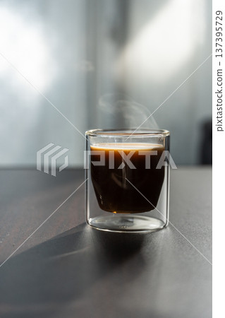 【咖啡】窗外的光線照進空氣,蒸氣和咖啡的香氣撲鼻而來。 【咖啡】窗外的光線照進空氣,蒸氣和咖啡的香氣撲鼻而來。 137395729