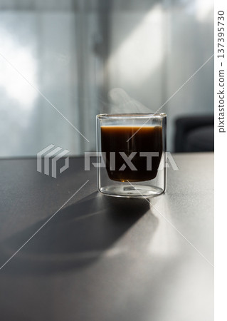 【咖啡】窗外的光線照進空氣，蒸氣和咖啡的香氣撲鼻而來。 137395730