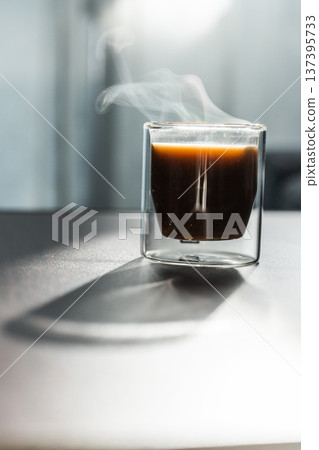 【咖啡】窗外的光線照進空氣,蒸氣和咖啡的香氣撲鼻而來。 【咖啡】窗外的光線照進空氣,蒸氣和咖啡的香氣撲鼻而來。 137395733