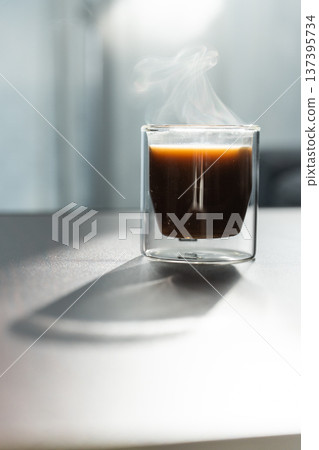 【咖啡】窗外的光線照進空氣,蒸氣和咖啡的香氣撲鼻而來。 【咖啡】窗外的光線照進空氣,蒸氣和咖啡的香氣撲鼻而來。 137395734