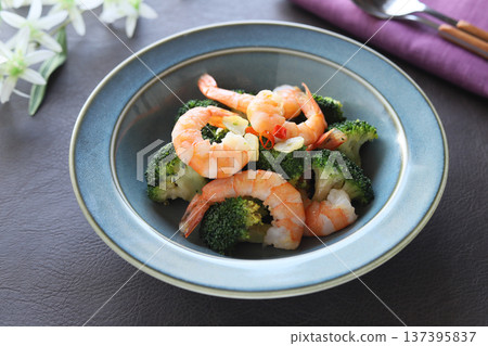 Let's make it fancy today! Stir-fried shrimp and broccoli with garlic 137395837
