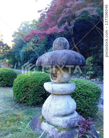 與青苔的石燈籠籃子 與青苔的石燈籠籃子 137396046