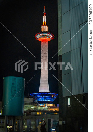 日本京都京都站夜景京都塔 137396190