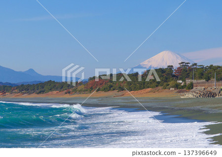 可以欣賞到照崎海岸白色海浪和富士山的壯麗景色。 可以欣賞到照崎海岸白色海浪和富士山的壯麗景色。 137396649