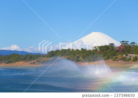 大磯照崎海灘,彩虹橫跨浪花飛濺處,遠處是白雪皚皚的富士山。 大磯照崎海灘,彩虹橫跨浪花飛濺處,遠處是白雪皚皚的富士山。 137396650