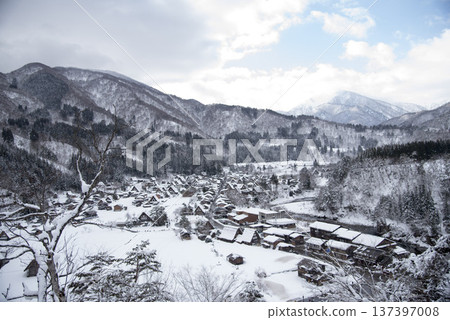 Shirakawa-go covered in snow 137397008