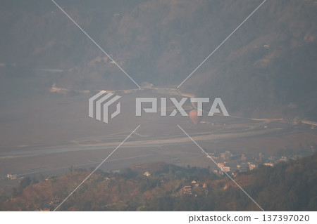尼泊爾博卡拉的山巒、河流、城鎮和房屋,以及清晨薄霧中飛翔的熱氣球。 尼泊爾博卡拉的山巒、河流、城鎮和房屋,以及清晨薄霧中飛翔的熱氣球。 137397020