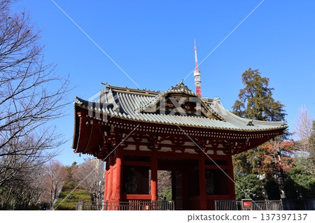 Important Cultural Property: Zojoji Temple Sangedatsumon Gate and Tokyo Tower 137397137