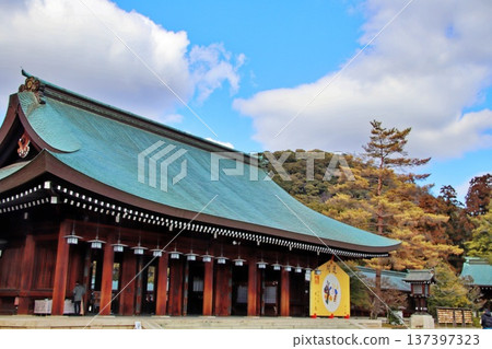 Beautiful diagonal composition of the outer worship hall of Kashihara Shrine (Shrine architecture, Nara) Beautiful diagonal composition of the outer worship hall of Kashihara Shrine (Shrine architecture, Nara) 137397323