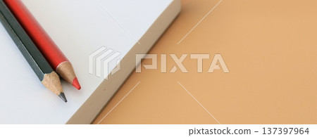 橫幅材料、文具、書寫工具、筆和記事本、留白 橫幅材料、文具、書寫工具、筆和記事本、留白 137397964