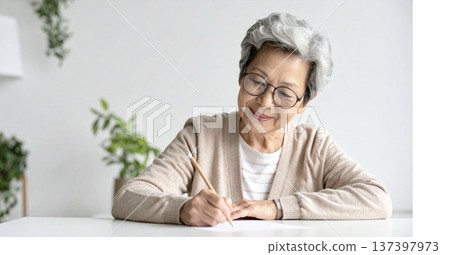 老婦人寫作 137397973
