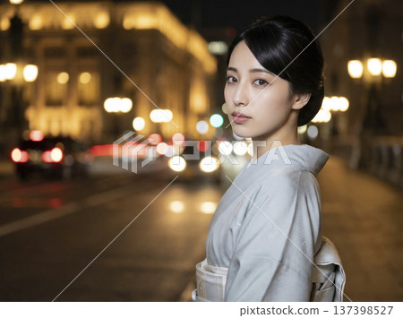 夜晚的惠比壽，一位身著和服的日本女子佇立於此。 137398527