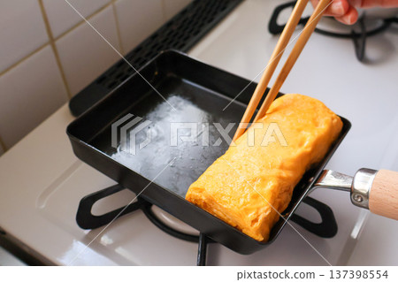 Cooking tamagoyaki (rolled omelet) 137398554