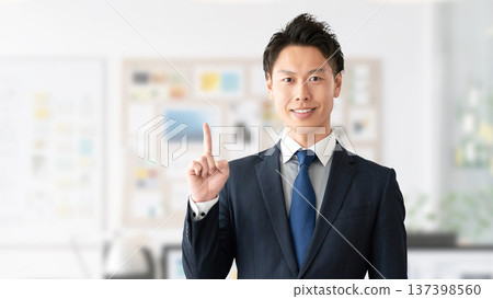 一位男性商人用食指引導你 137398560