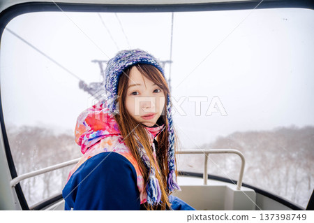 年輕女子乘坐滑雪度假村的纜車 137398749