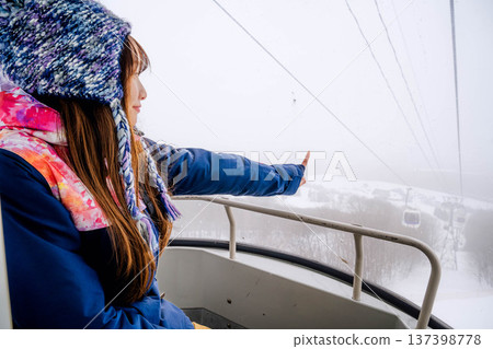 年輕女子乘坐滑雪度假村的纜車 137398778