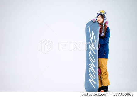 年輕女子在滑雪勝地的山坡上享受冬季運動－單板滑雪。 137399065