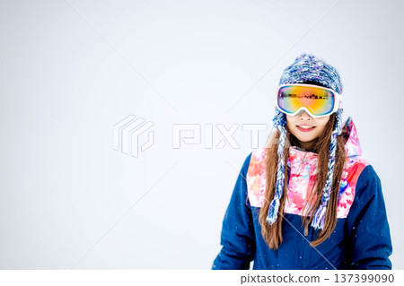 年輕女子在滑雪勝地的山坡上享受冬季運動－單板滑雪。 137399090