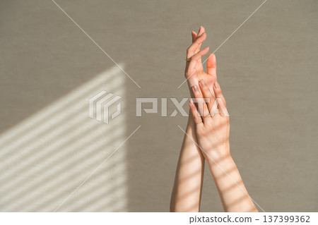 Parts model, female hand model Parts model, female hand model 137399362