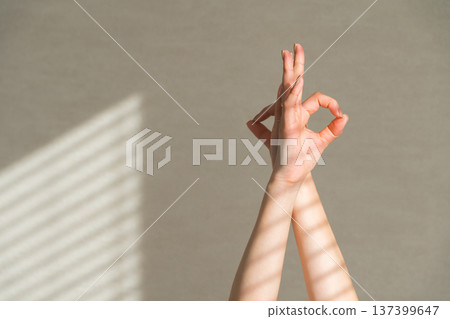 Hands of a woman doing yoga (mudra, hand model) Hands of a woman doing yoga (mudra, hand model) 137399647