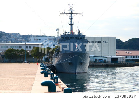 佐世保港的海上自衛隊掃雷艇 137399937