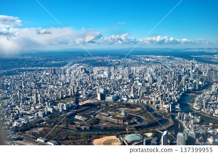 從空中俯瞰大阪市 從空中俯瞰大阪市 137399955