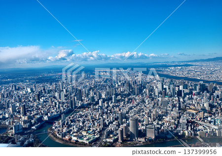 從空中俯瞰大阪市 從空中俯瞰大阪市 137399956