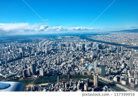 從空中俯瞰大阪市 從空中俯瞰大阪市 137399958