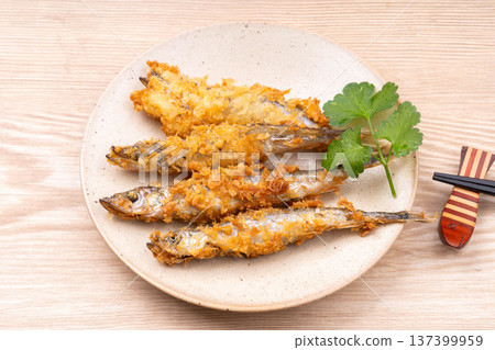 炸薩哈林毛鱗魚佐魚籽 137399959