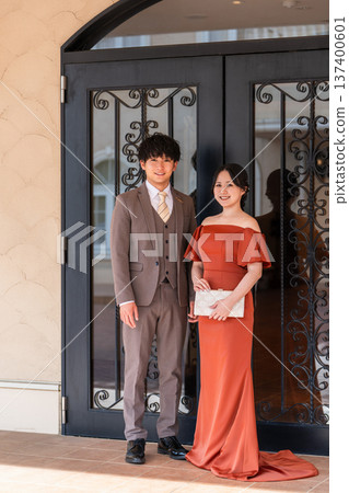 婚禮招待會、慶功宴、新郎新娘身著彩色婚紗、盛裝打扮的夫婦、富人、富人 137400601