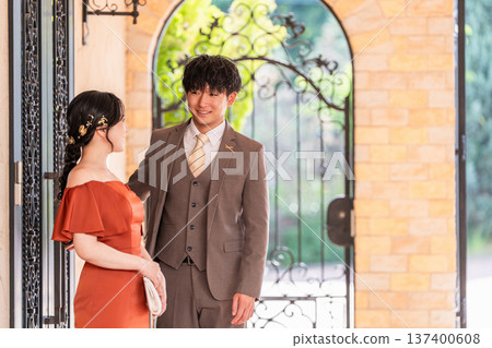 婚禮招待會、慶功宴、新郎新娘身著彩色婚紗、盛裝打扮的夫婦、富人、富人 婚禮招待會、慶功宴、新郎新娘身著彩色婚紗、盛裝打扮的夫婦、富人、富人 137400608