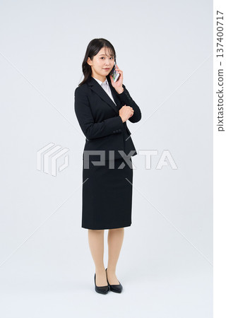 談智慧型手機的女商人 談智慧型手機的女商人 137400717