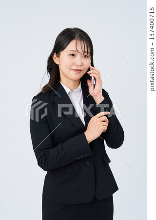 談智慧型手機的女商人 談智慧型手機的女商人 137400718